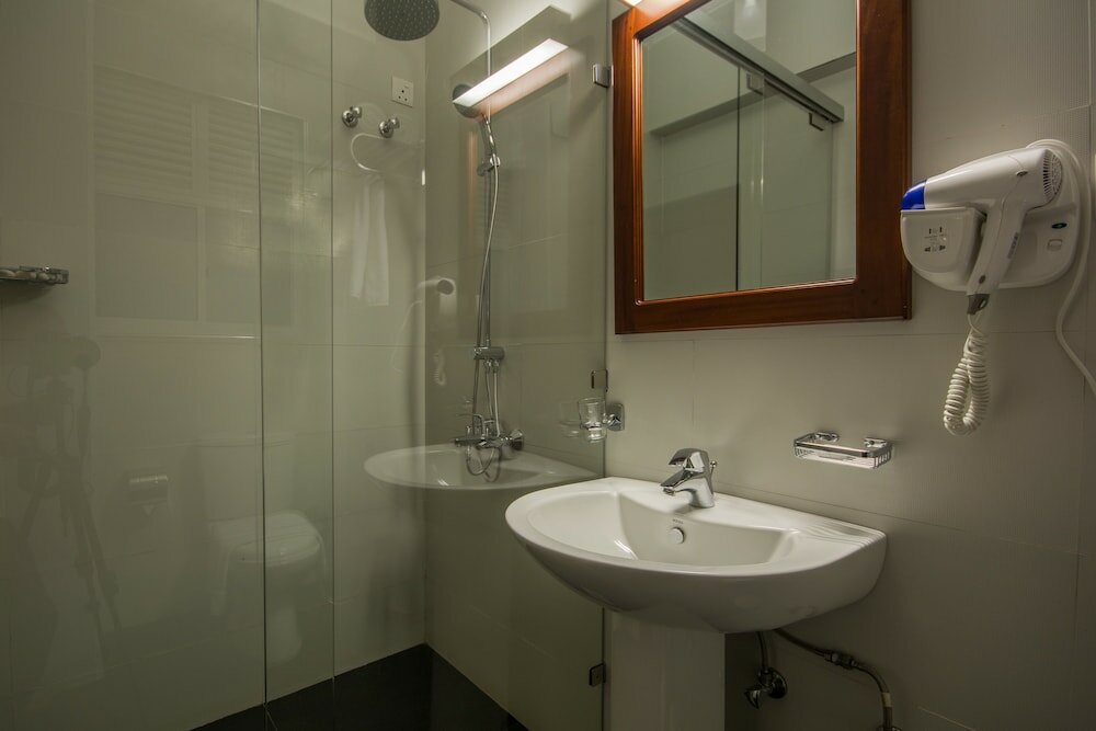 Фото Ceyloni City Hotel