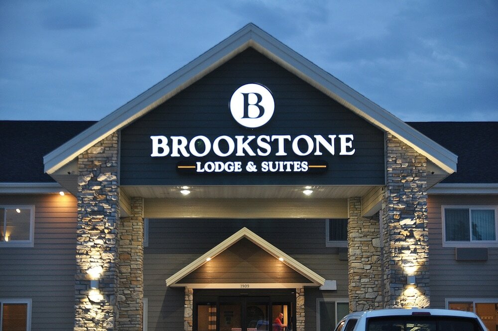 Фото Brookstone Lodge & Suites