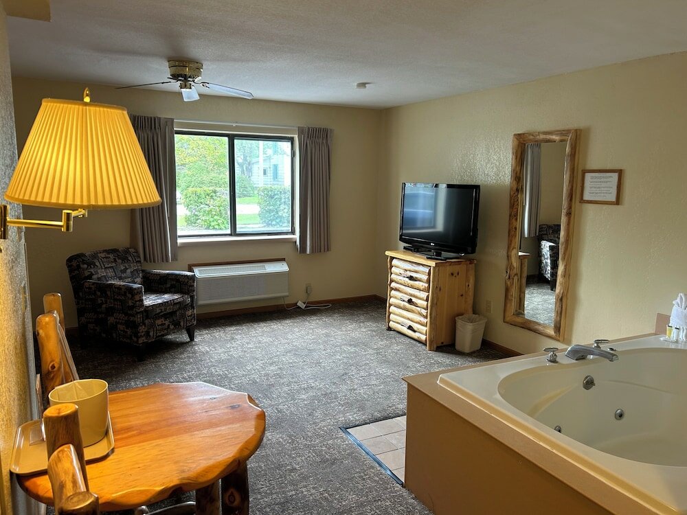 Фото Super 8 by Wyndham Bridgeview of Mackinaw City