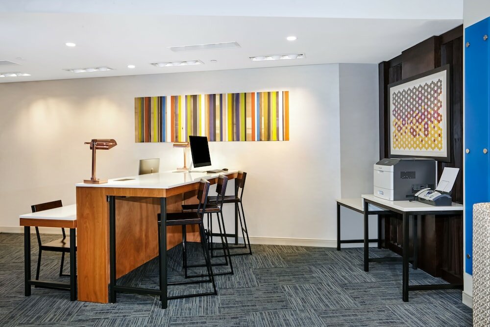 Фото Holiday Inn Express & Suites Chicago North Shore - Niles, an Ihg Hotel