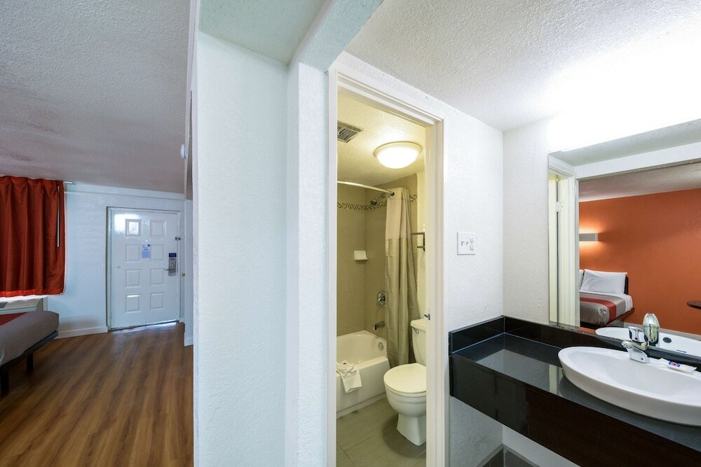 Фото Motel 6 Dallas, Tx - Farmers Branch