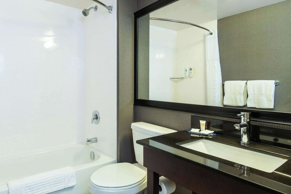 Фото Comfort Inn Hwy 401