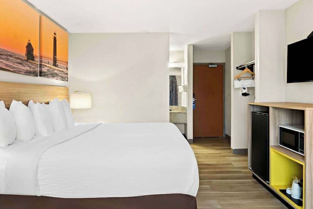 Фото Days Inn & Suites by Wyndham Warren