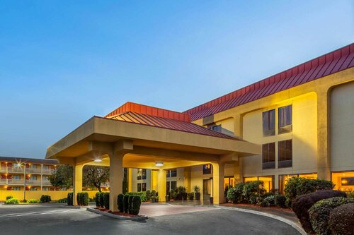 Гостиница La Quinta Inn & Suites by Wyndham Oakland Airport Coliseum в Окленде