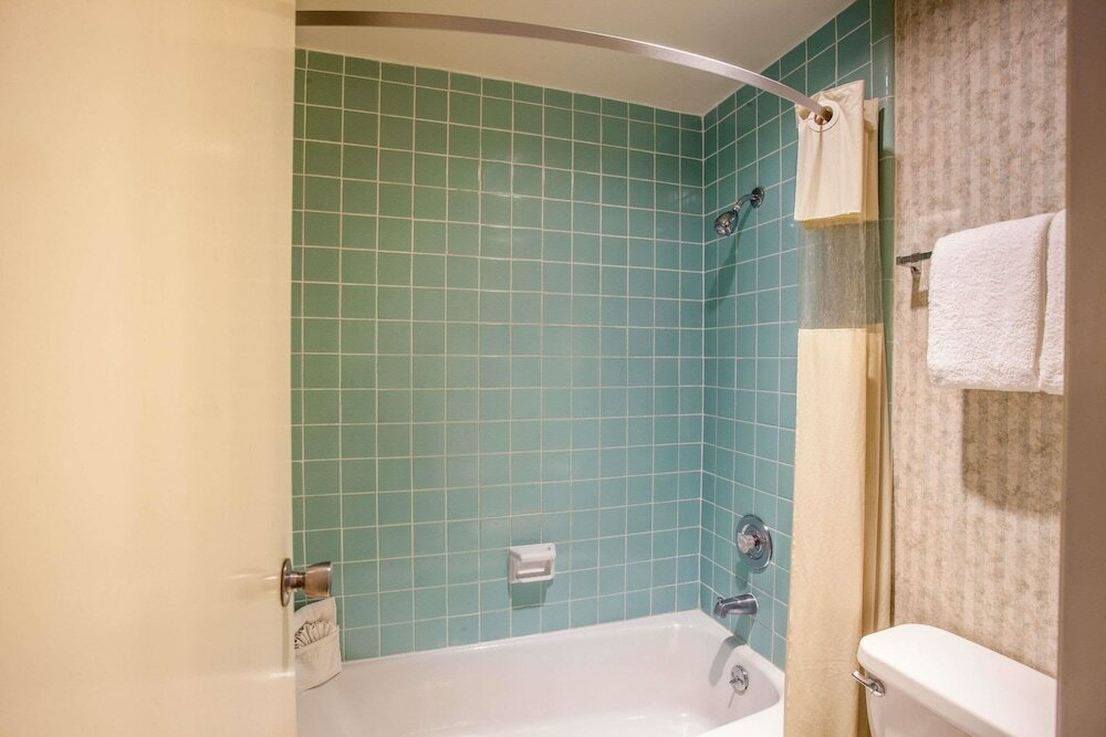 Фото Travelodge by Wyndham Monterey Bay