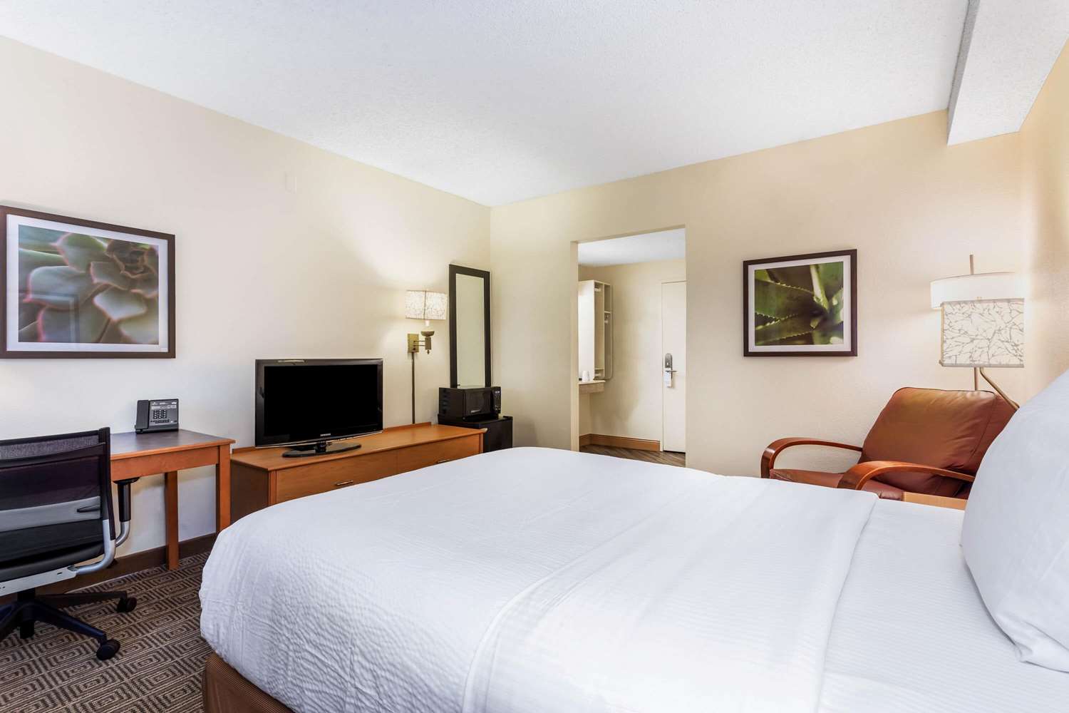Фото La Quinta Inn & Suites by Wyndham Orlando South