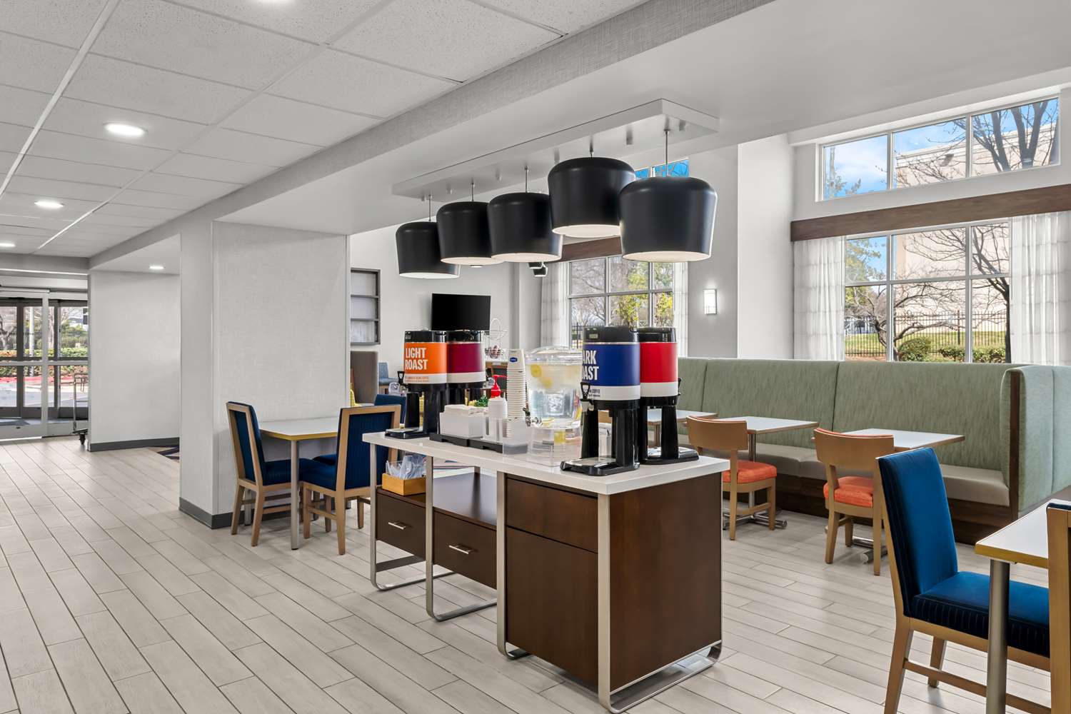 Фото Hampton Inn & Suites Charlotte Airport