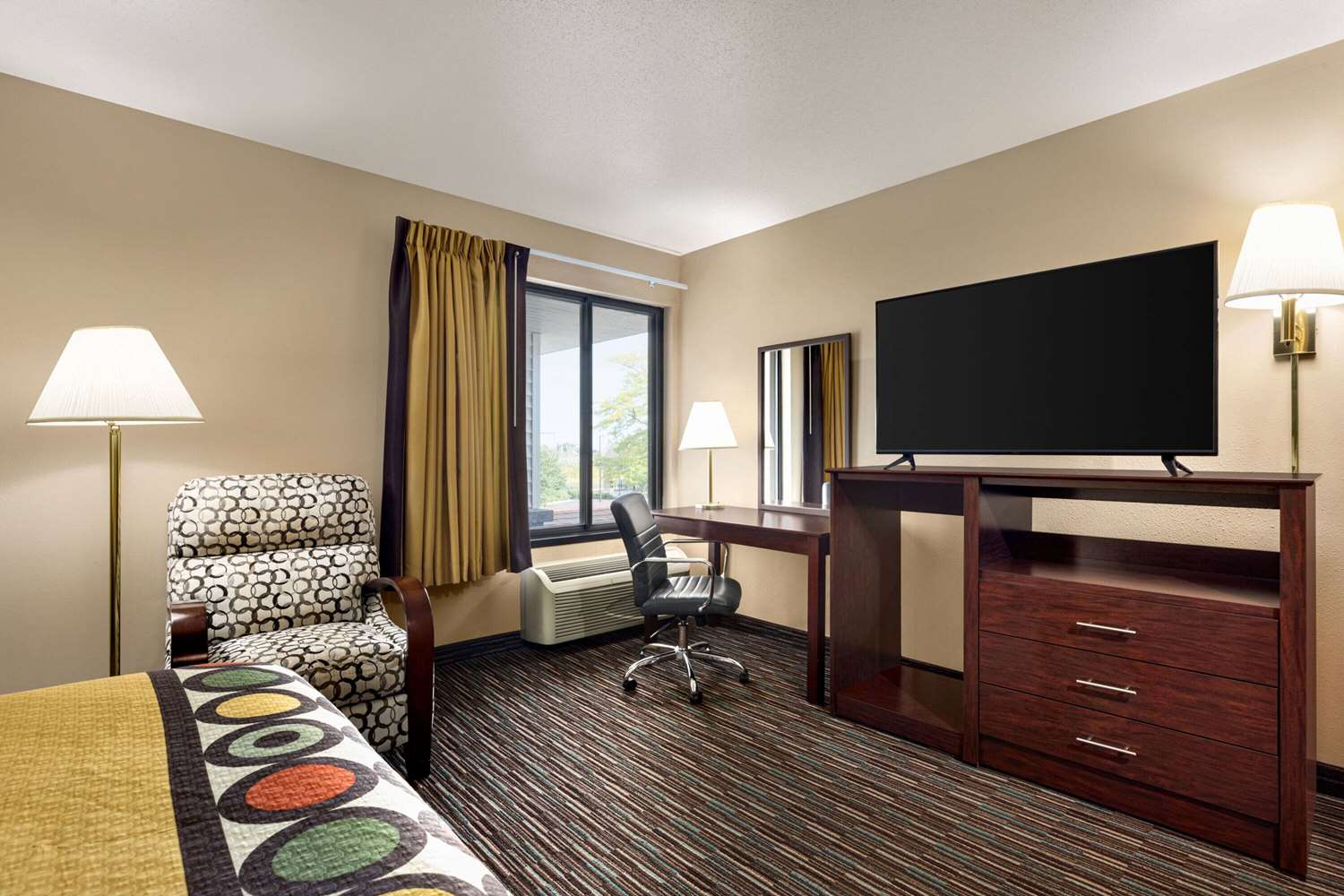 Фото Super 8 by Wyndham Germantown/Milwaukee