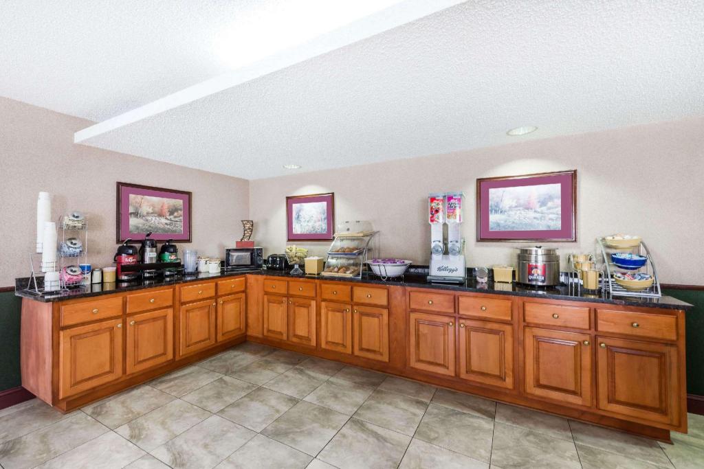 Фото Days Inn by Wyndham Fort Payne