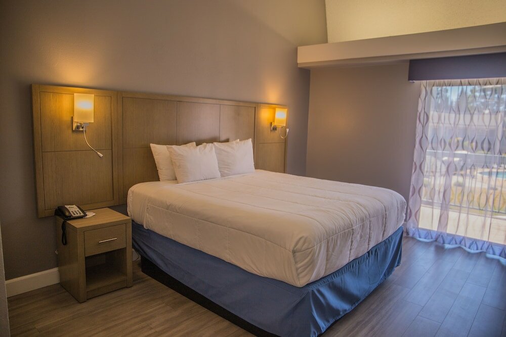 Фото Days Inn by Wyndham Redwood City