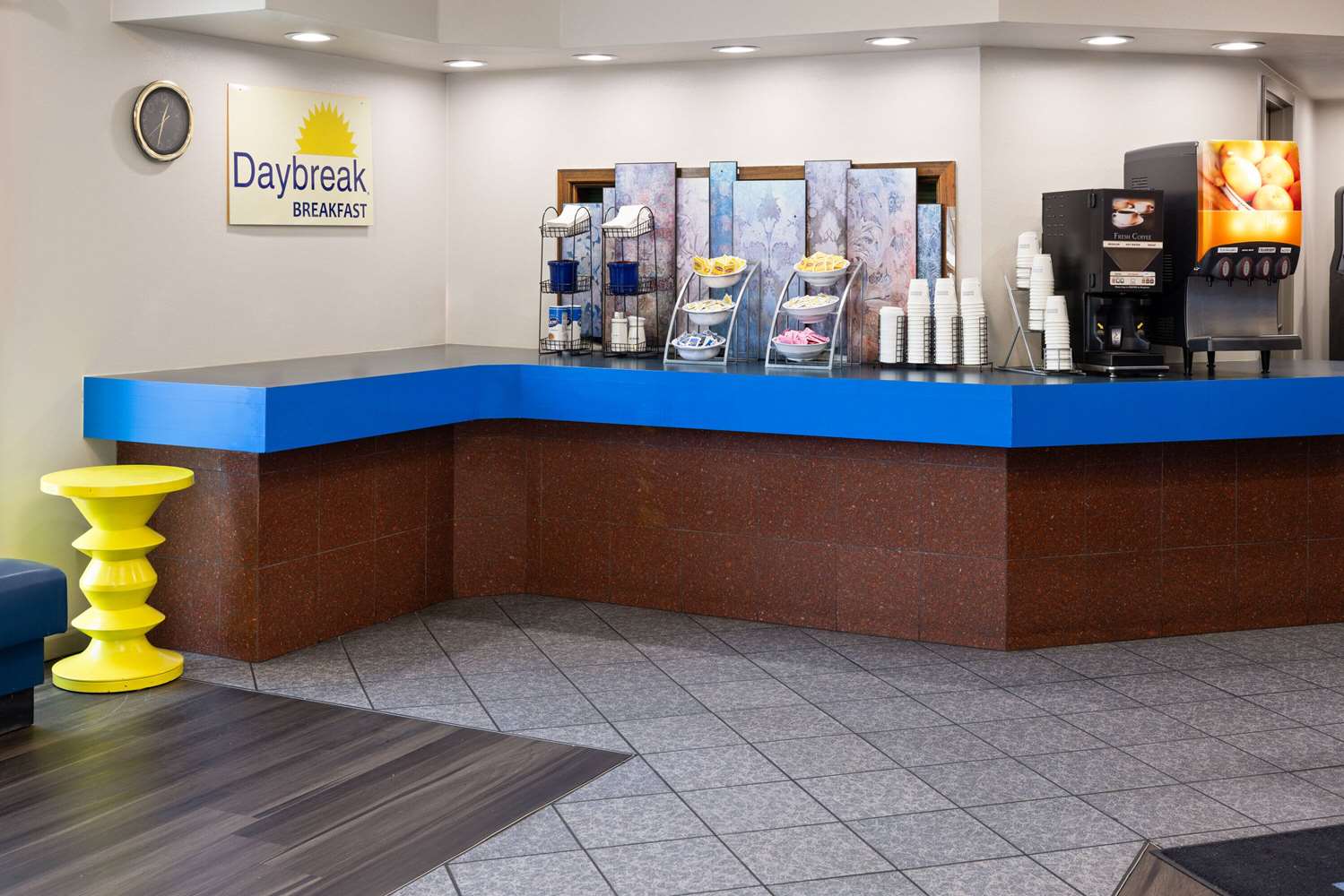 Фото Days Inn & Suites by Wyndham Albany