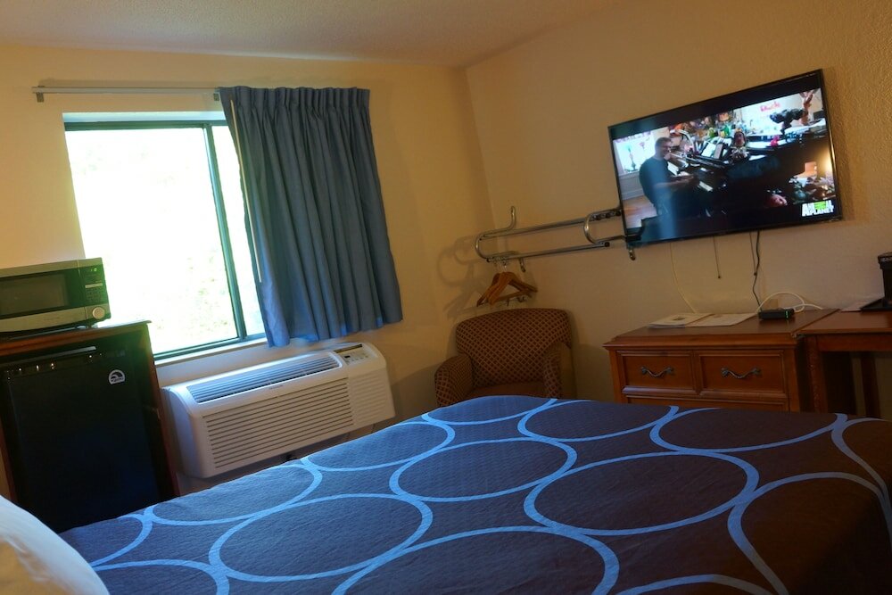 Фото Super 8 by Wyndham Delmont