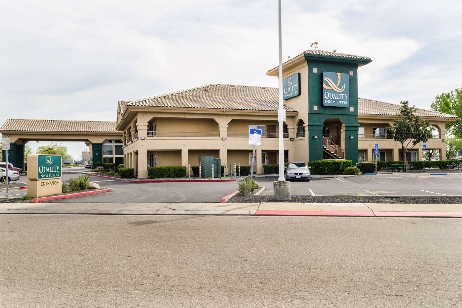 Фото Quality Inn & Suites Lathrop - South Stockton