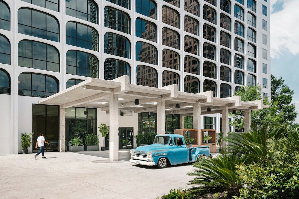 Фото The Line Austin