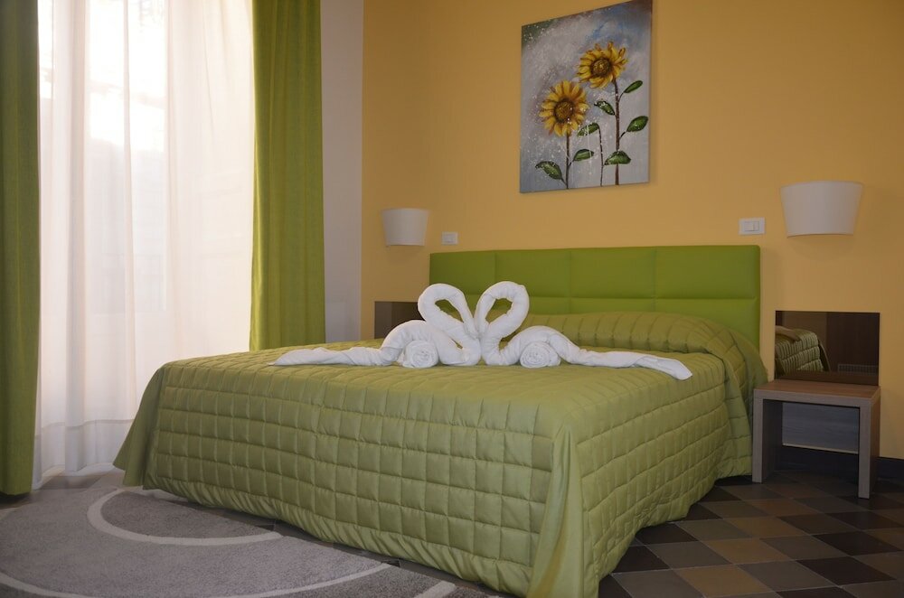 Фото Moonlight Hotel & Suites