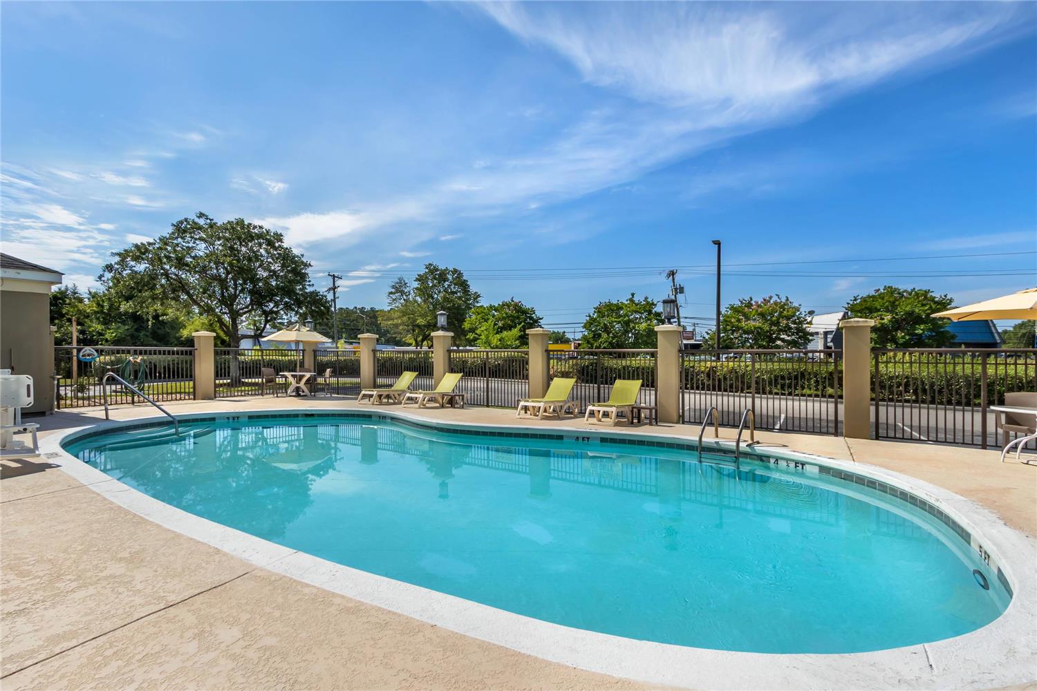 Фото Comfort Suites Myrtle Beach Central