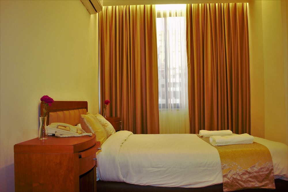 Фото New MerryLand Hotel