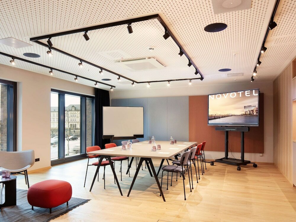 Фото Novotel Hamburg Central Station