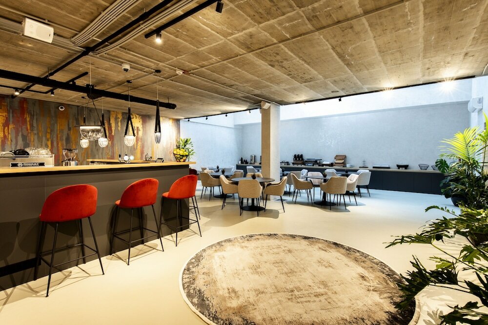 Фото The Amberlyn Suite Hotel