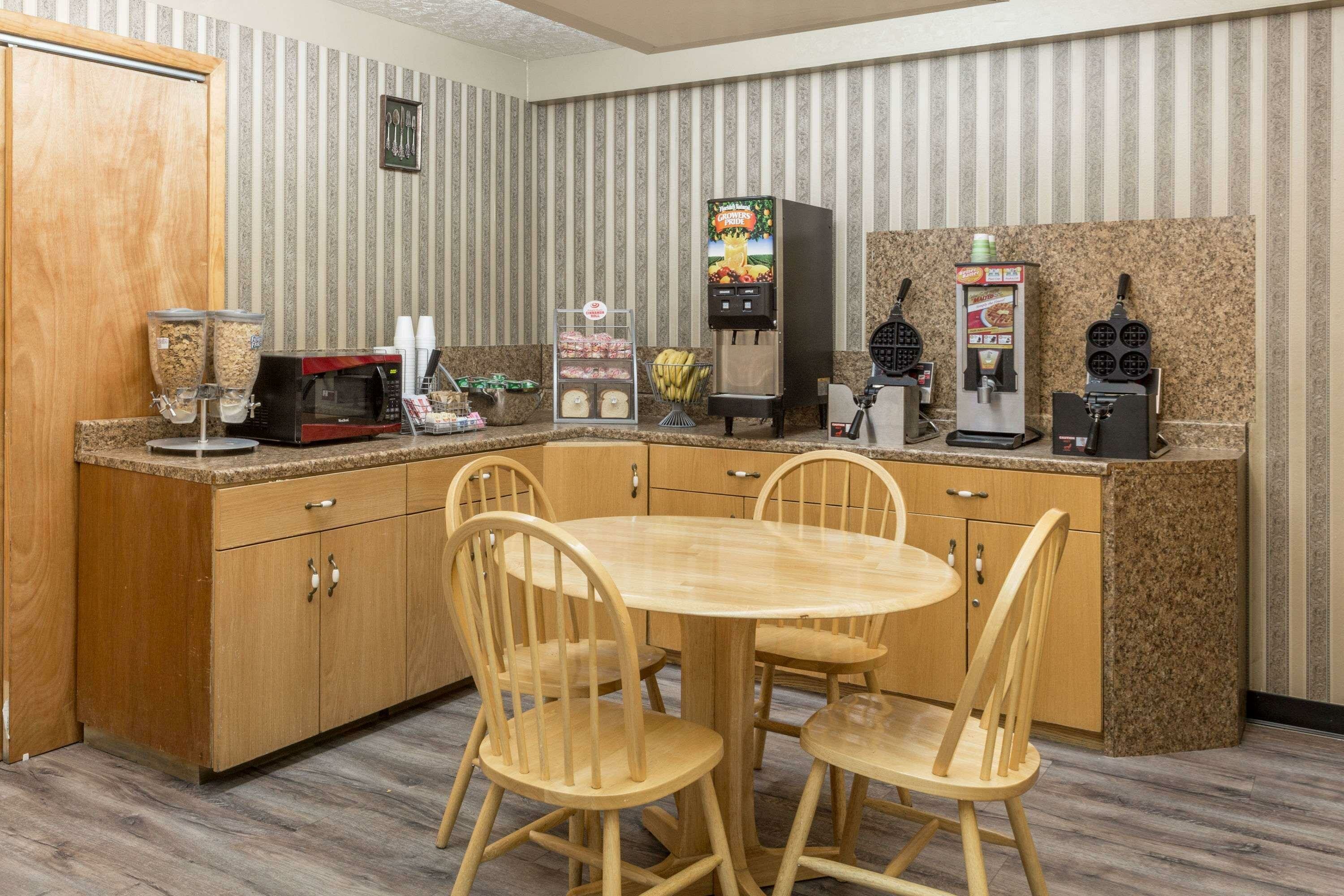 Фото Super 8 by Wyndham Logan