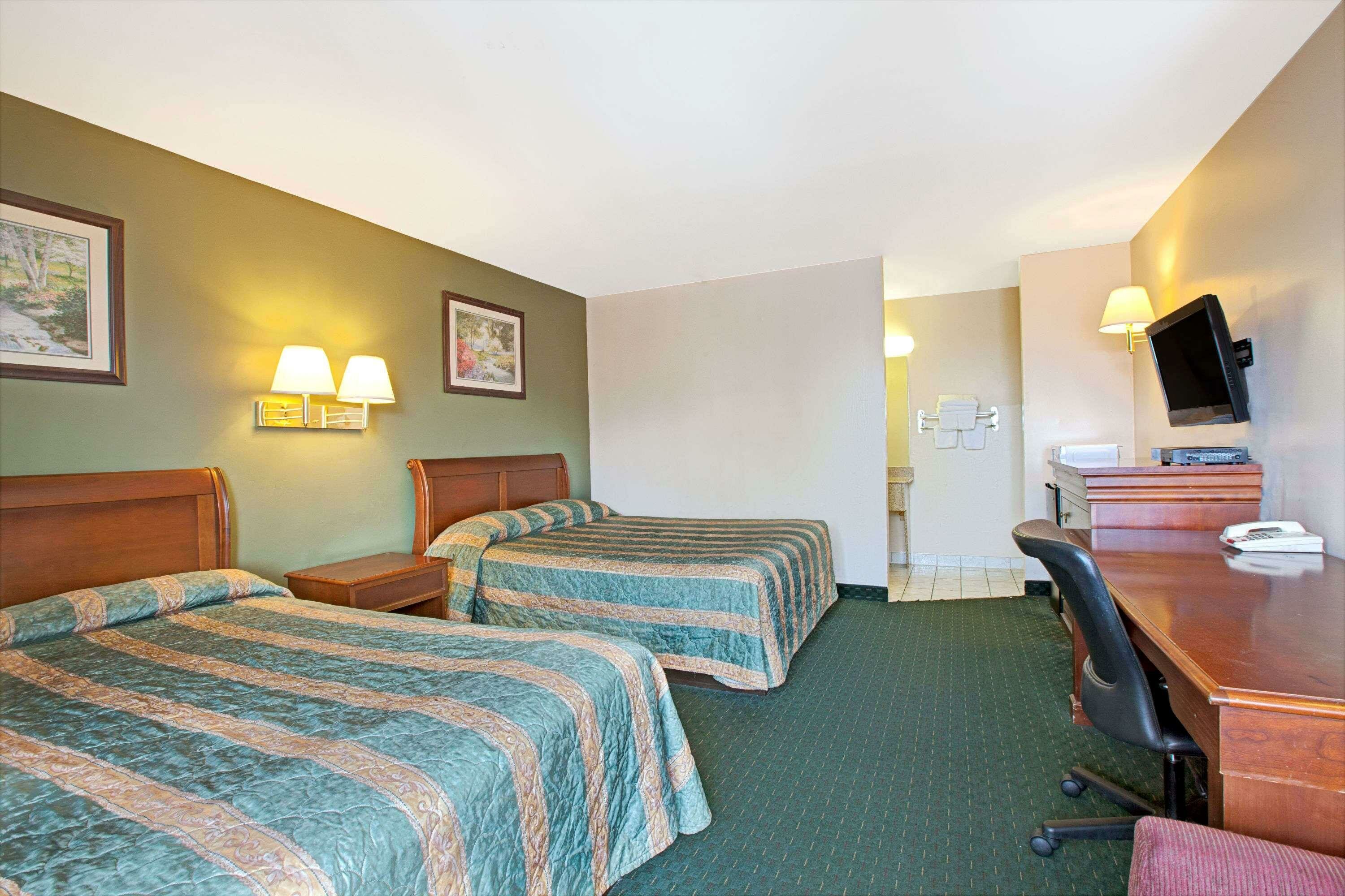 Фото Knights Inn South Hackensack