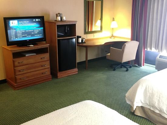 Фото Hampton Inn Hays-North of i 70