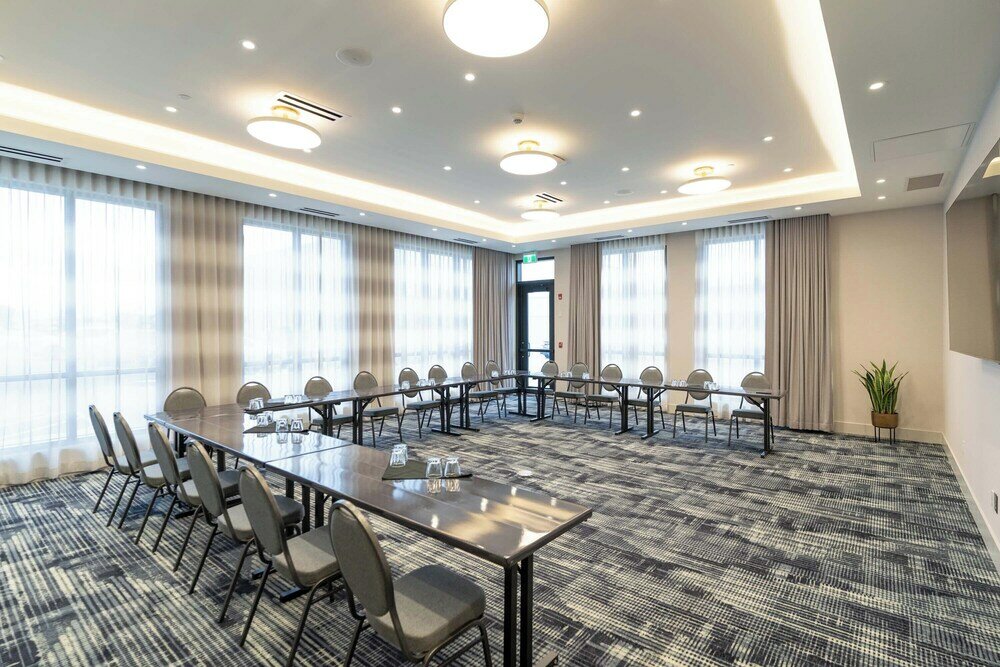 Фото Sandman Hotel & Suites Winnipeg Airport