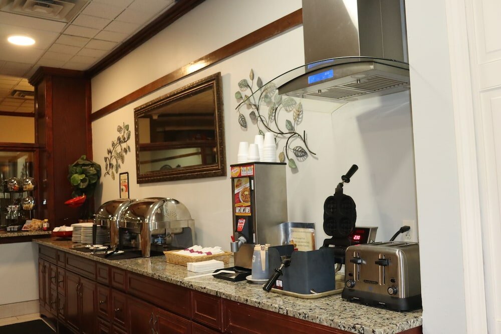 Фото Ramada Hotel & Conference Center by Wyndham Lansing