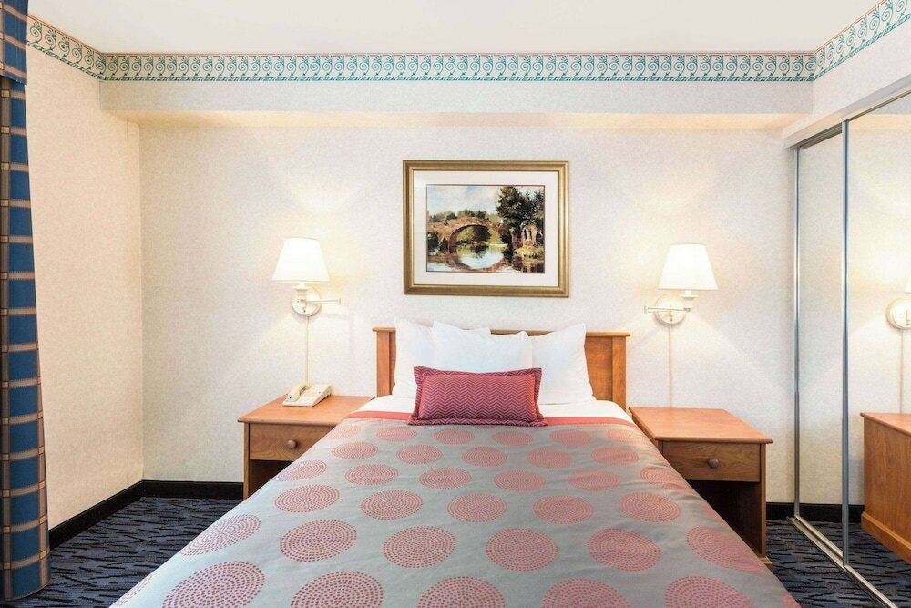 Фото Ramada by Wyndham Kent Seattle Area