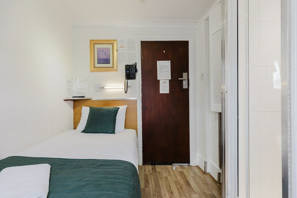 Фото Falcon Hotel