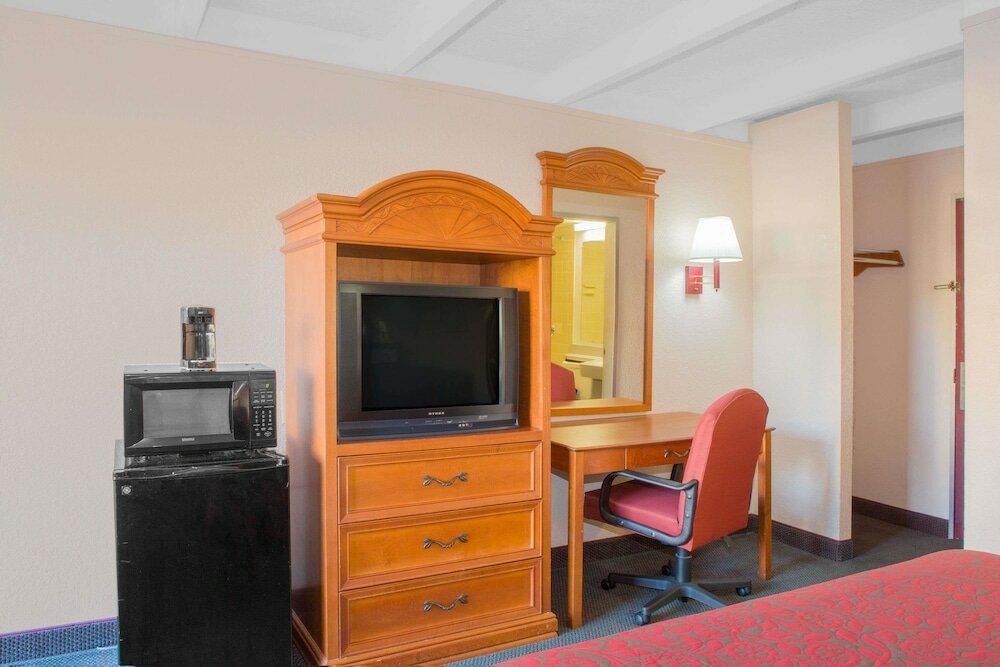 Фото Days Inn by Wyndham Tallahassee University Center