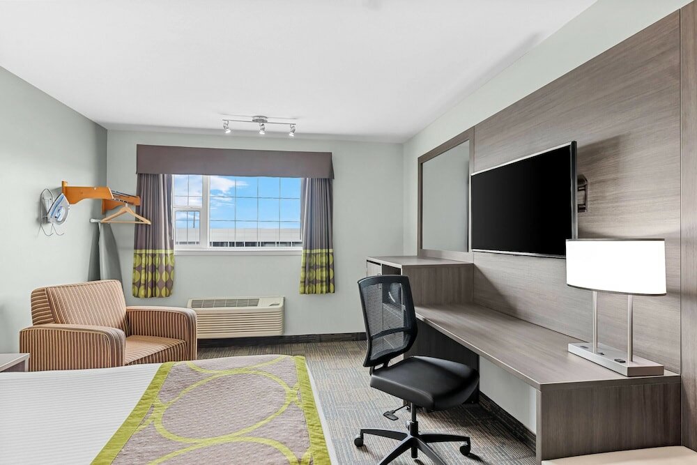 Фото Super 8 by Wyndham Saskatoon Near Saskatoon Airport