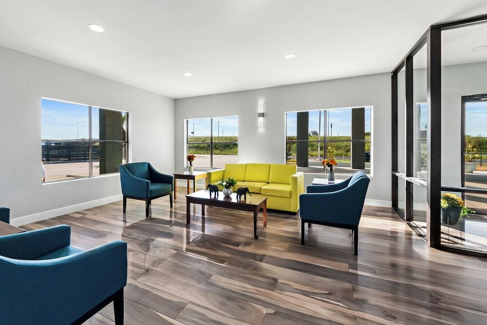 Фото HomeTowne Studios by Red Roof San Antonio E - Near At&t Center