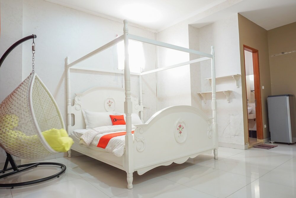 Фото Residences by RedDoorz near Kemang Square