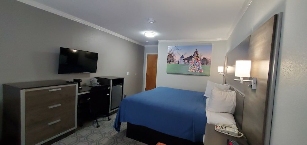Фото Ambassador Inn & Suites