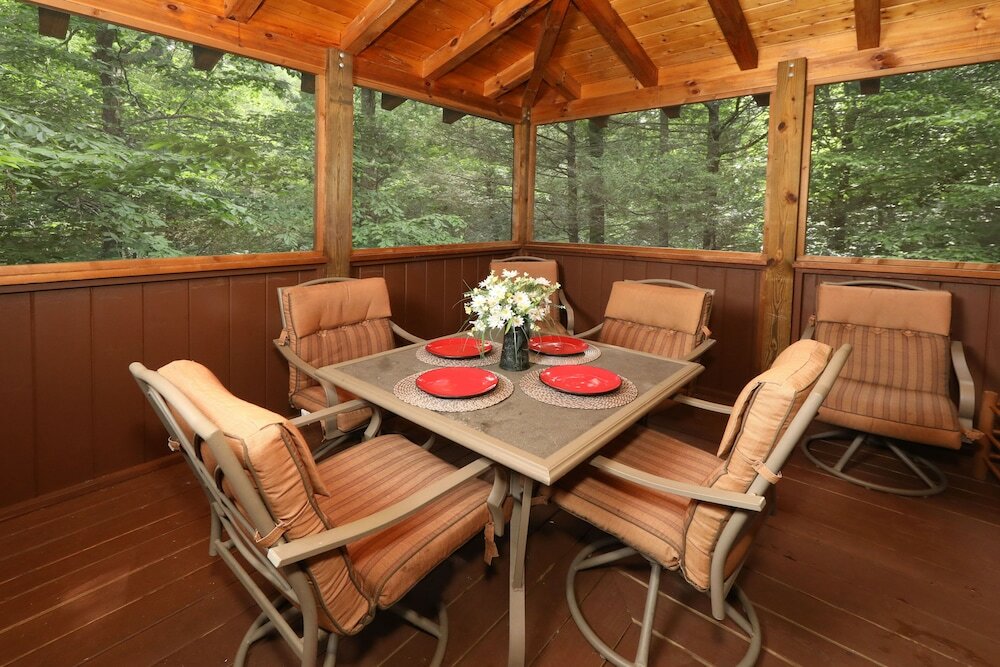 Фото Majestic Manor - Five Bedroom Cabin