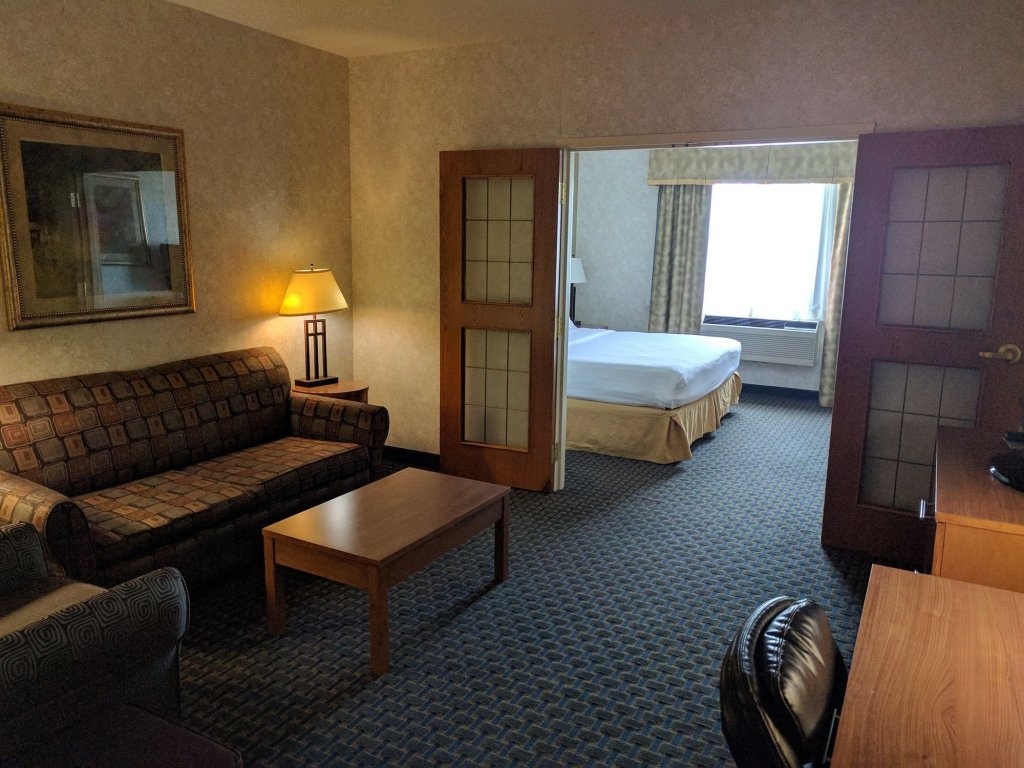 Фото Wingate by Wyndham Lethbridge