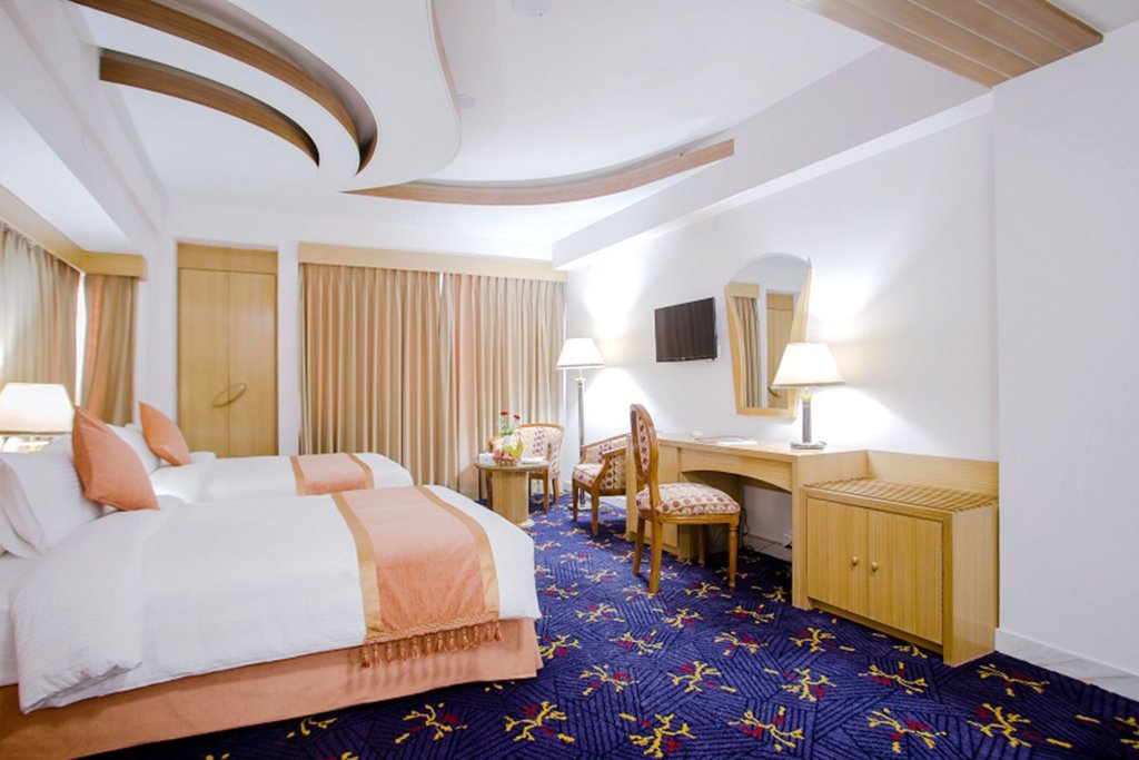 Фото Lake Castle