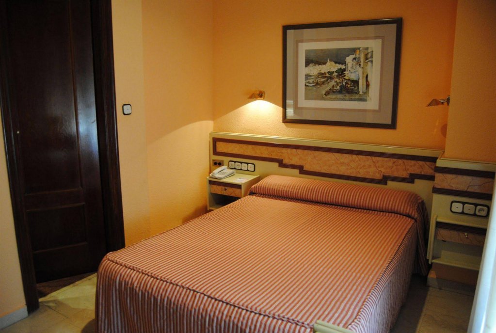 Фото Отель Reina Cristina