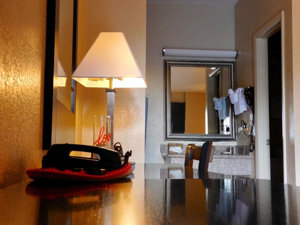 Фото Travelodge by Wyndham Orlando Heart of International Drive