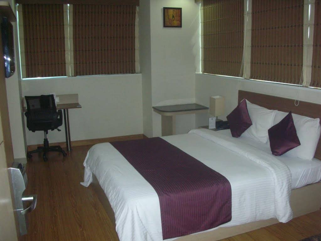 Фото Hyphen Business Hotel