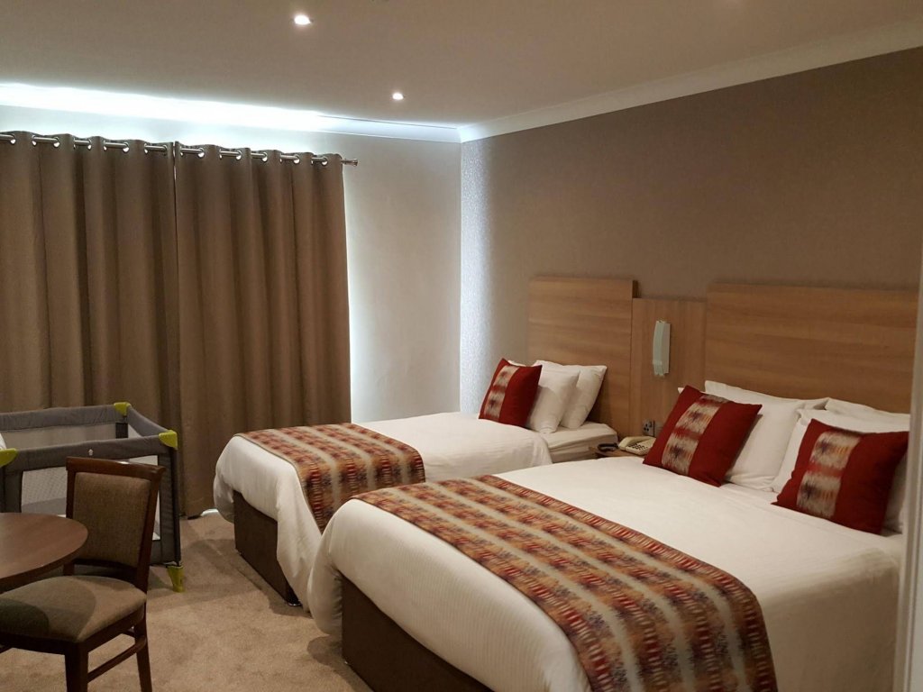 Фото The Lodge Hotel