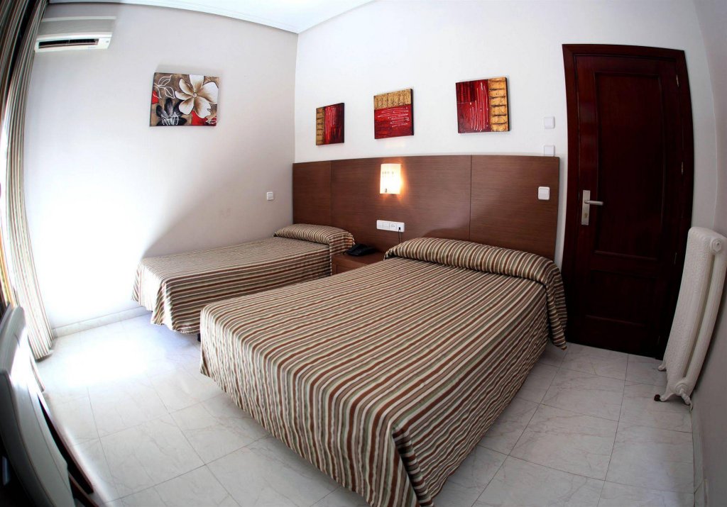 Фото Hostal Atocha Almudena Martín