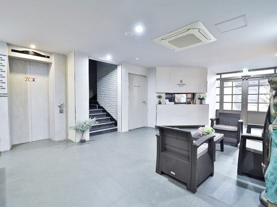 Фото Calm Rest Hotel