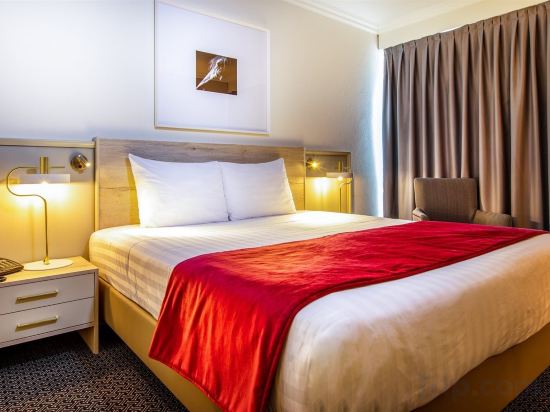 Фото Drake Longchamp