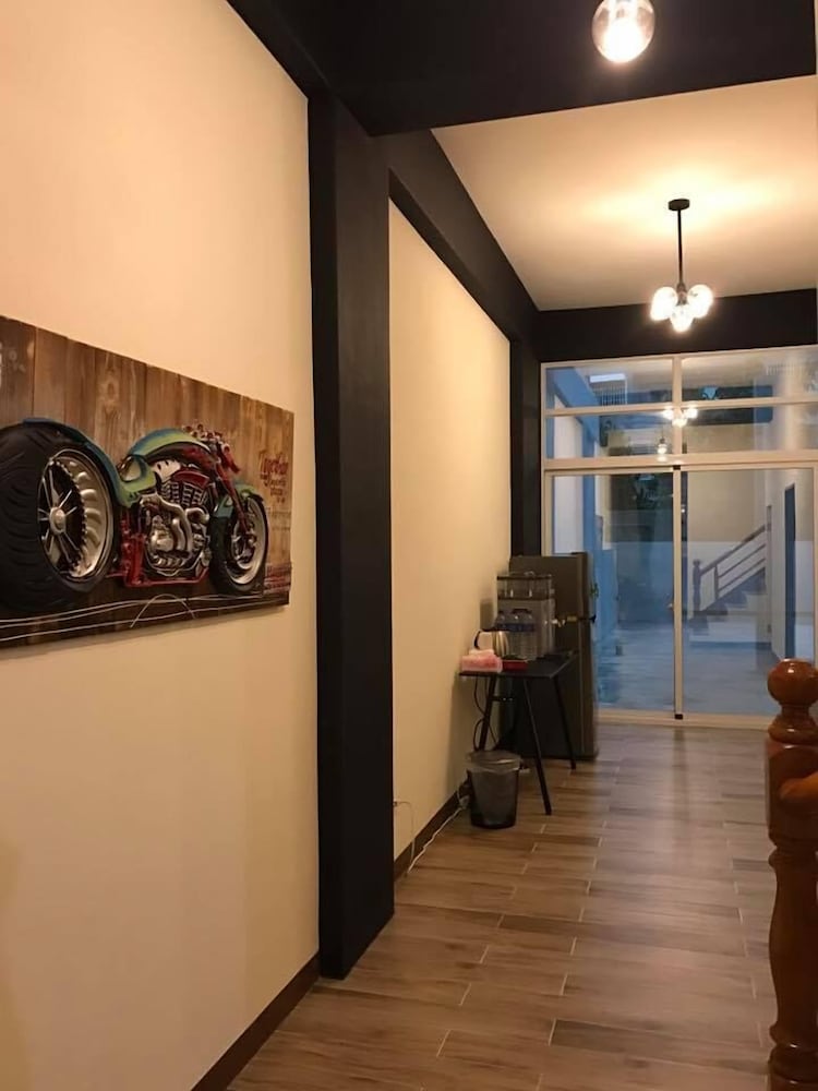 Фото Black House