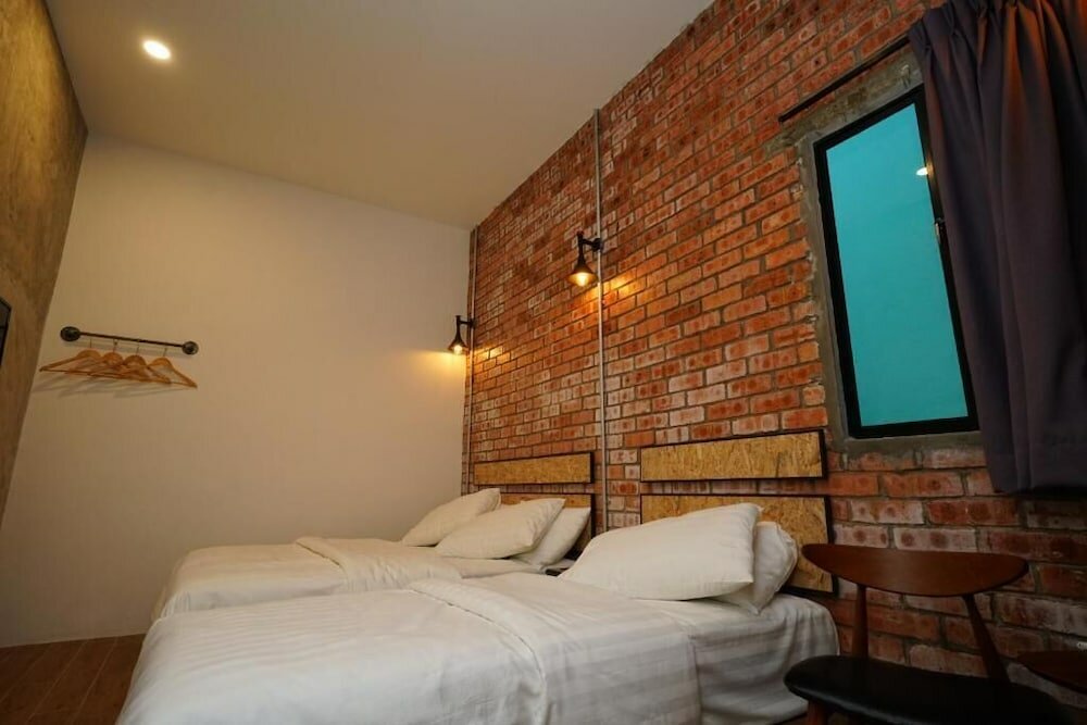 Фото Brick Box Hotel