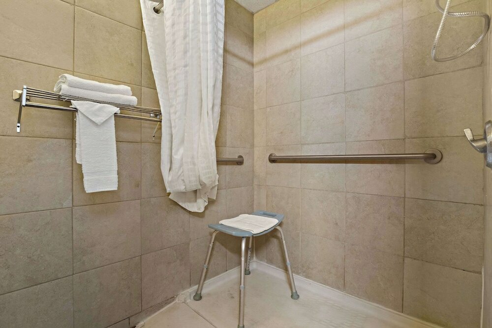 Фото Holiday Manor McPherson