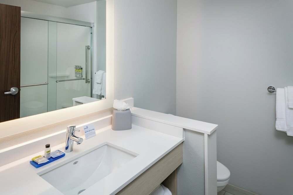 Фото Holiday Inn Express & Suites Bend South, an Ihg Hotel