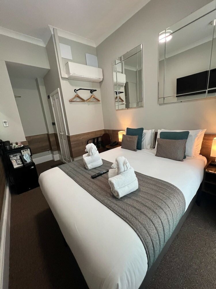 Фото Tudor Court Hotel